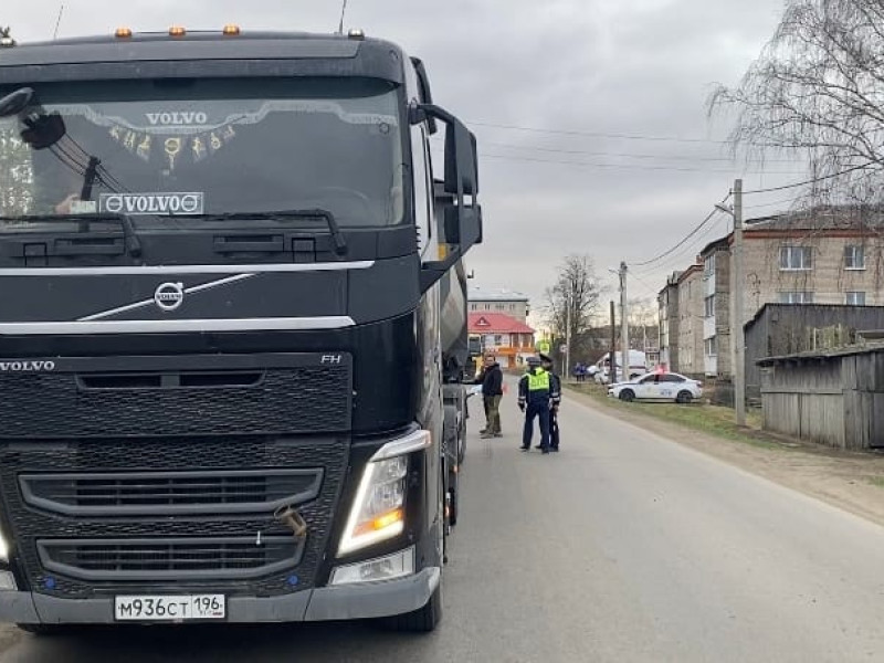 В Ирбитском районе пешеход бросился под грузовой тягач Volvo и погиб