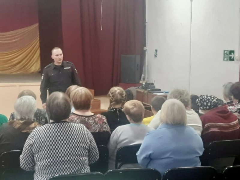 Участковые уполномоченные полиции Ирбита предупреждают граждан пожилого возраста о действиях мошенников