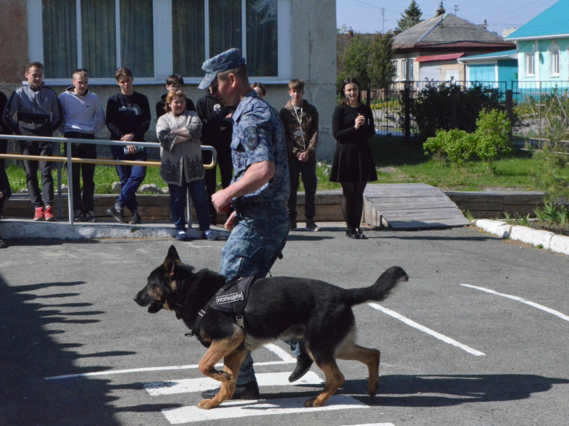 Ирбитские полицейские провели профилактическую встречу со студентами Политехникума