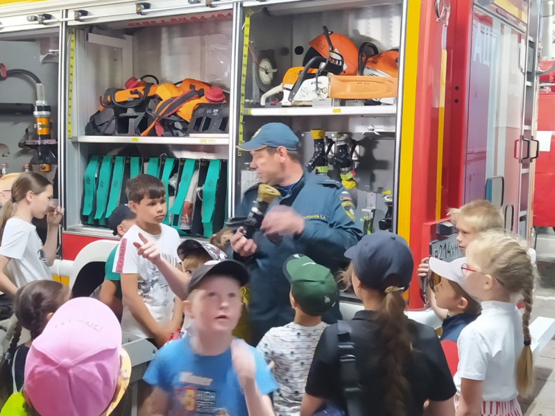 И вновь дети в гостях у пожарных