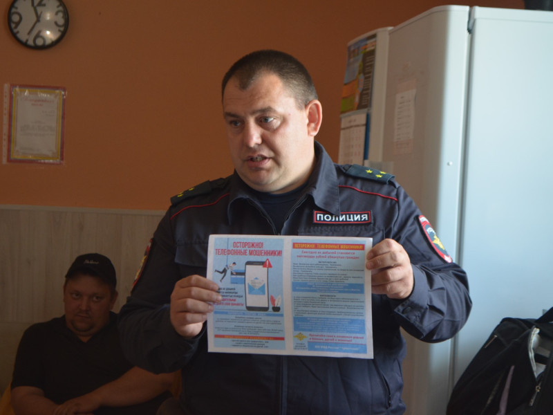 В Ирбите участковый уполномоченный полиции проводит профилактику мошенничества на своих административных участках