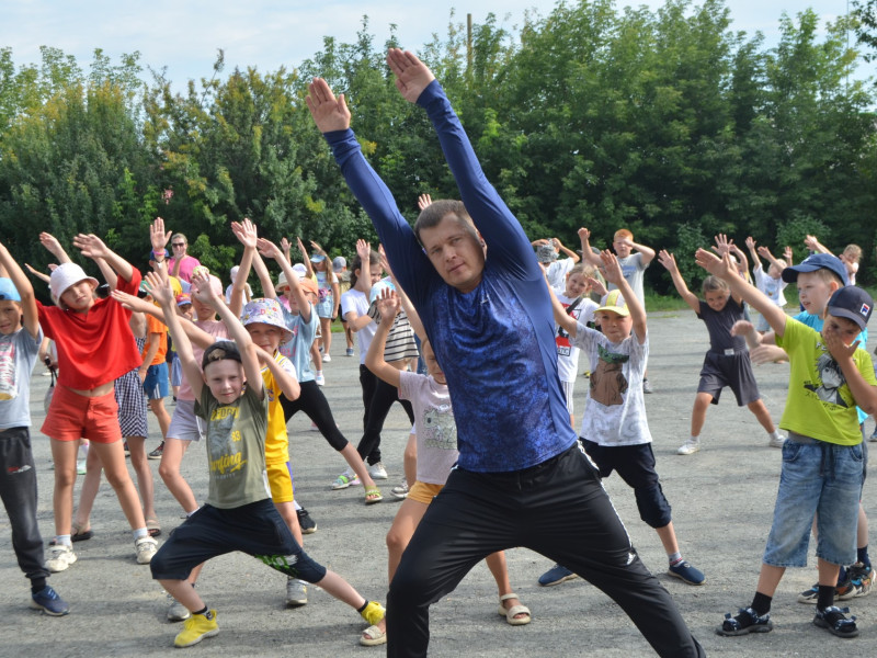 Сотрудники полиции Ирбита провели акцию «Зарядка со стражем порядка-2023»