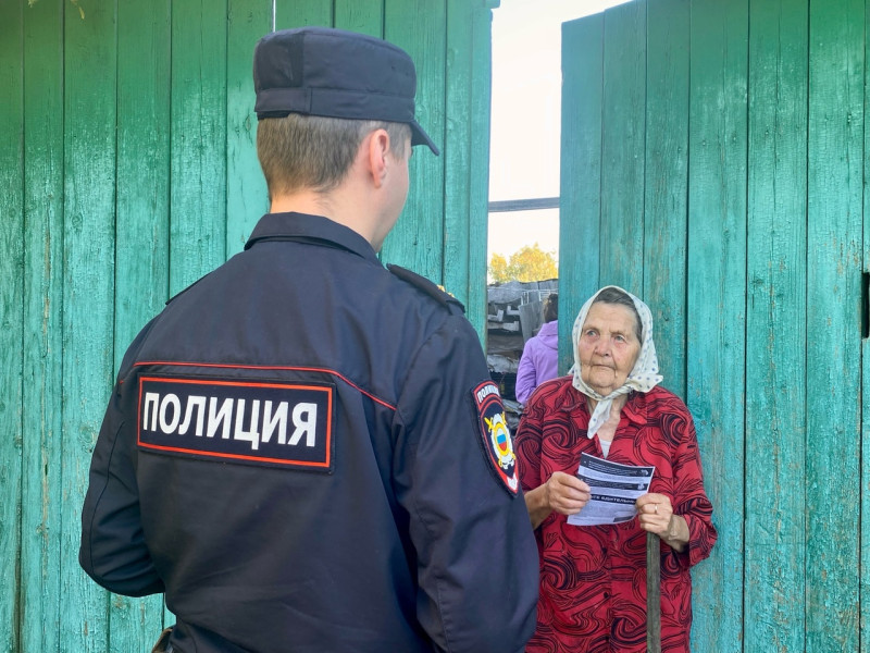 Полиция Ирбита проводит профилактические беседы с гражданами по теме мошенничества