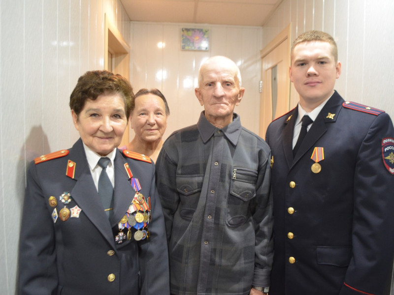 Ирбитские полицейские поздравили ветеранов МВД с Днем пожилого человека