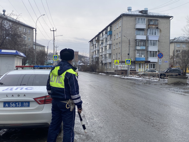 Сотрудники Госавтоинспекции проверяют соблюдение правил перехода проезжей части дороги и проезда пешеходных переходов