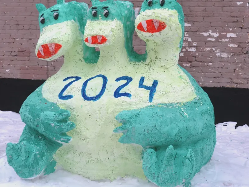 Фигуру зеленого дракона – символа 2024 года слепили из снега осужденные ирбитского СИЗО-2