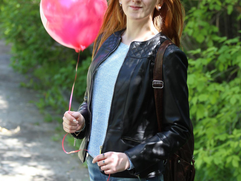 Красные шарики подарили детям радость