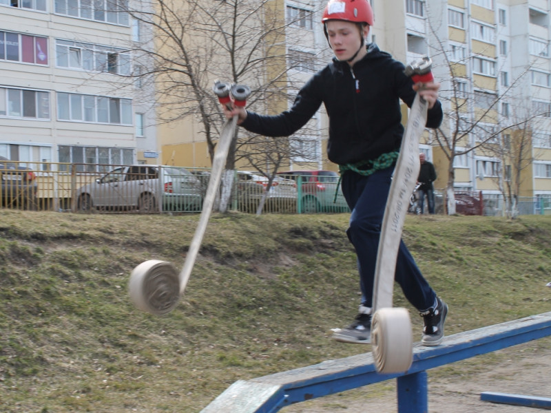 Юные свердловчане соревновались на полосе препятствий и в пожарной эстафете