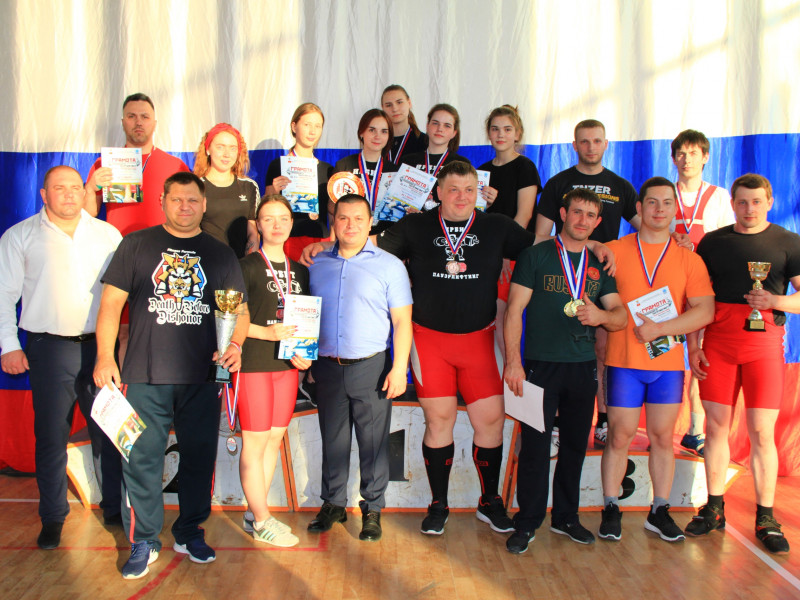 В Ирбите прошли соревнования по пауэрлифтингу (классическому жиму) среди мужчин и женщин в рамках Х Спартакиады Восточного управленческого округа