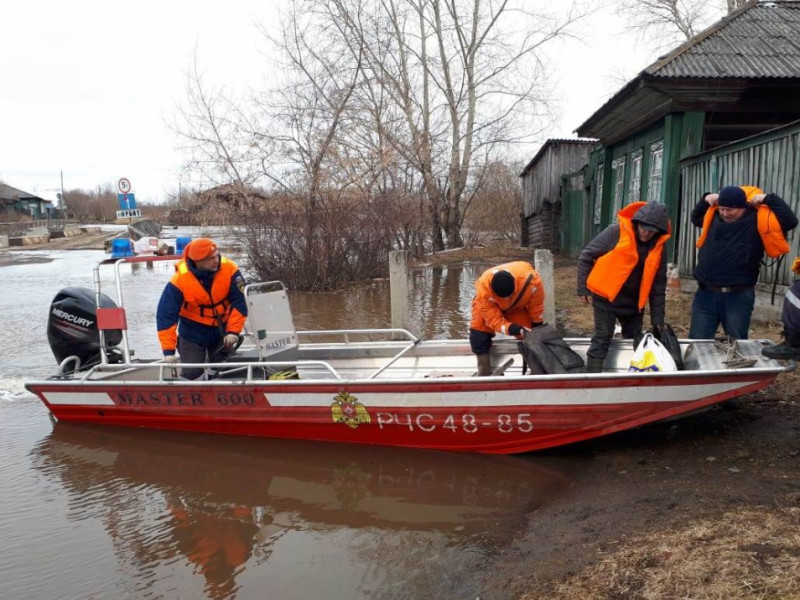Спасатели организовали для жителей лодочную переправу